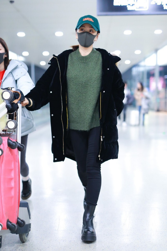 楊蓉一身貴婦裝走機場，雖然身高161，但比例卻有點四六分