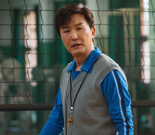 57歲吳剛攜妻現身！全程形影不離還戴情侶帽，結婚29年仍甜蜜