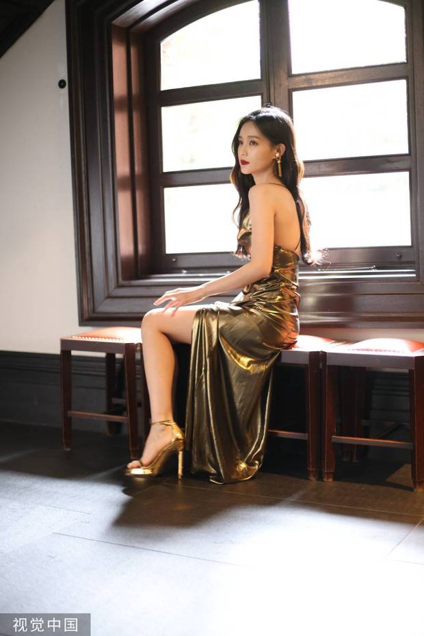 李一桐穿高開叉長裙大秀美腿 美背白皙又性感