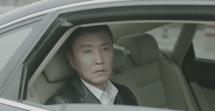 吳剛一家三口開豪車逛街，穿上萬毛衣好時髦，27歲兒子帥氣有型