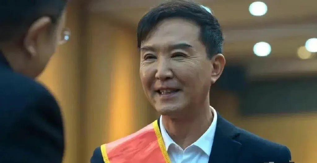 《狂飆》60歲老戲骨吳剛整容？竟是「石頭」惹的禍