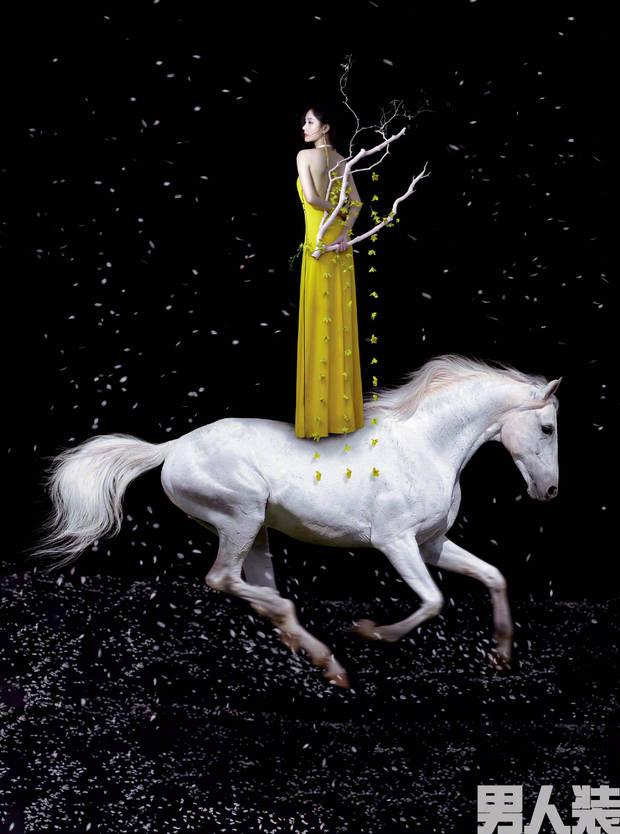 李一桐打赤腳騎馬盡顯野性美 秀玉背美腿又純又欲