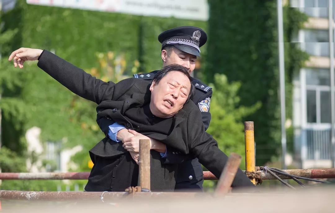 倪大紅走紅背後：因醜遭張藝謀調侃，曾演大自己5歲老戲骨的老爸