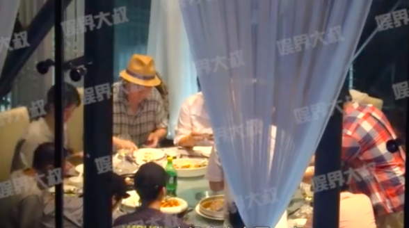 倪大紅話劇首映，妻子女兒罕見現身，助理稱其“嫂子”