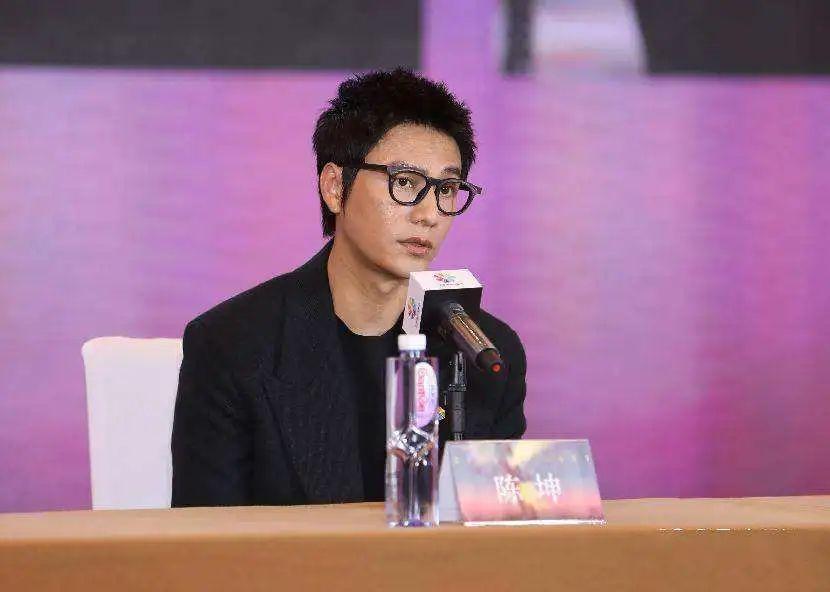 《人世間》後再出“王炸”，2022年一開年，雷佳音就贏到發麻了？