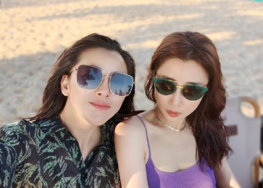 殷桃穿吊帶背心現身海灘，戴大金鍊子秀鎖骨，張嘴被人餵食太性感