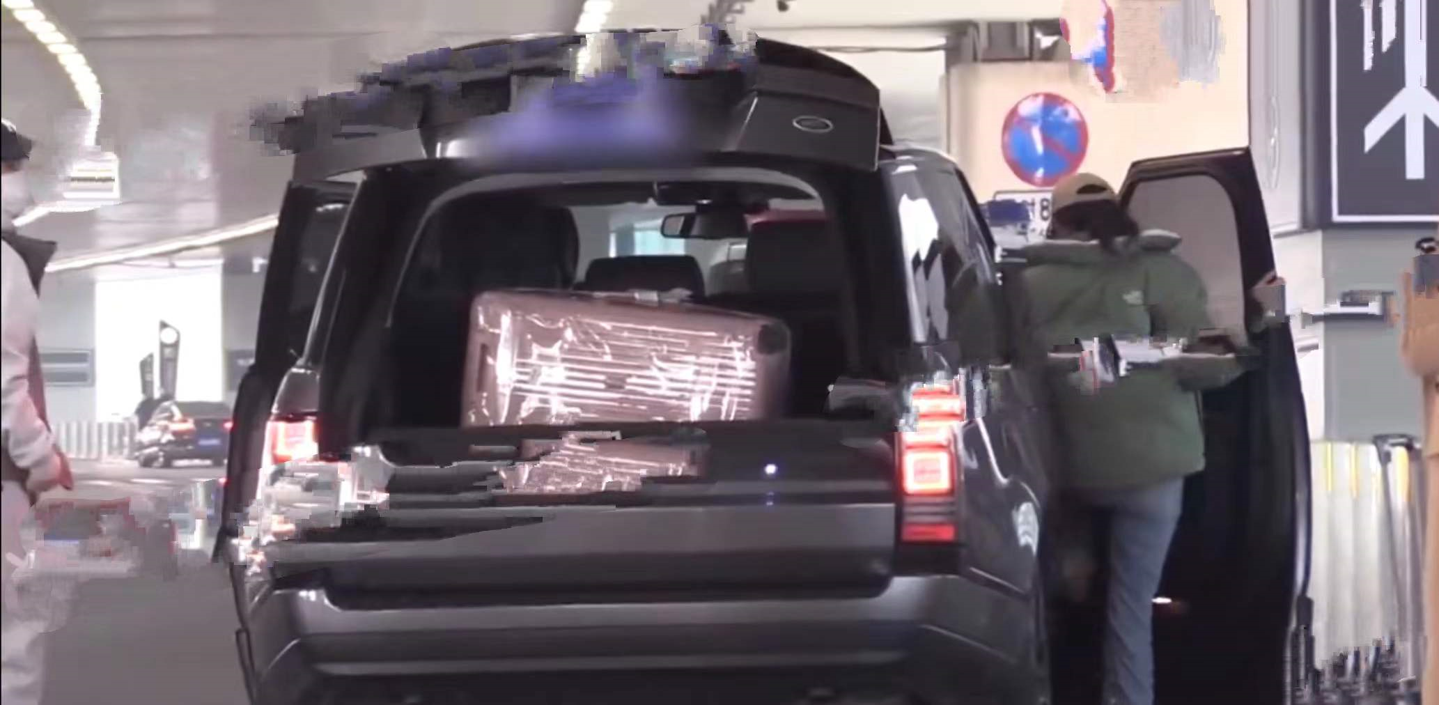 楊玏個人資料簡介（楊玏現身機場接王玉雯，主動幫對方搬行李箱顯親密）