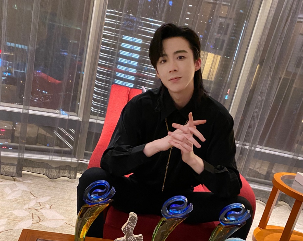 劉宇寧外出聚餐，一旁的素人小哥顏值太搶鏡，果然帥哥只跟帥哥玩