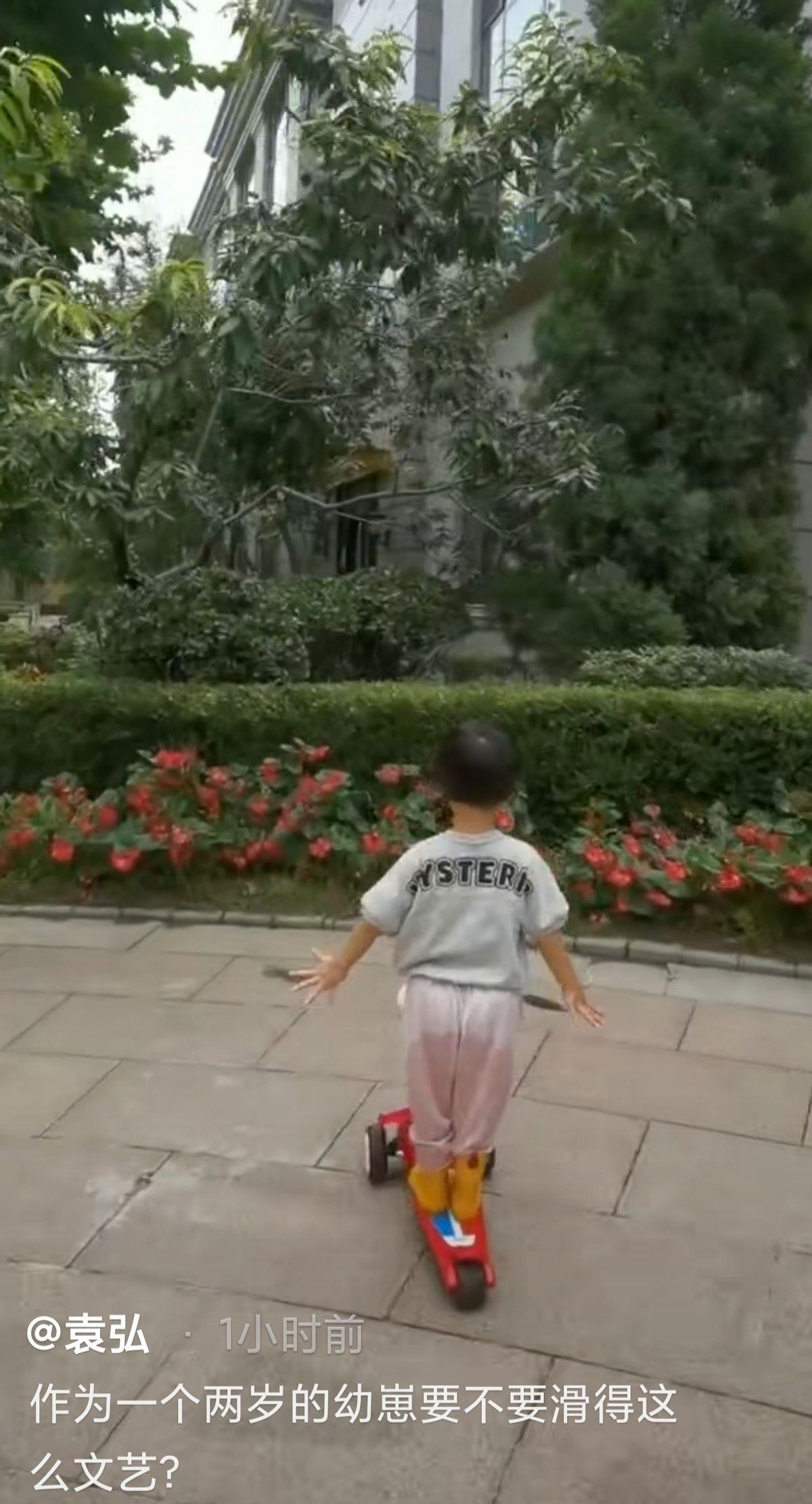 袁弘2歲兒子膽子太大，空手玩滑板車險摔倒，還敢挑戰空中劈叉