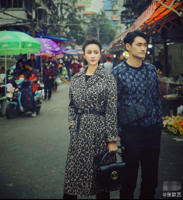 袁弘張歆藝夫妻一身名牌，現身菜場拍大片，拍完就買菜太接地氣