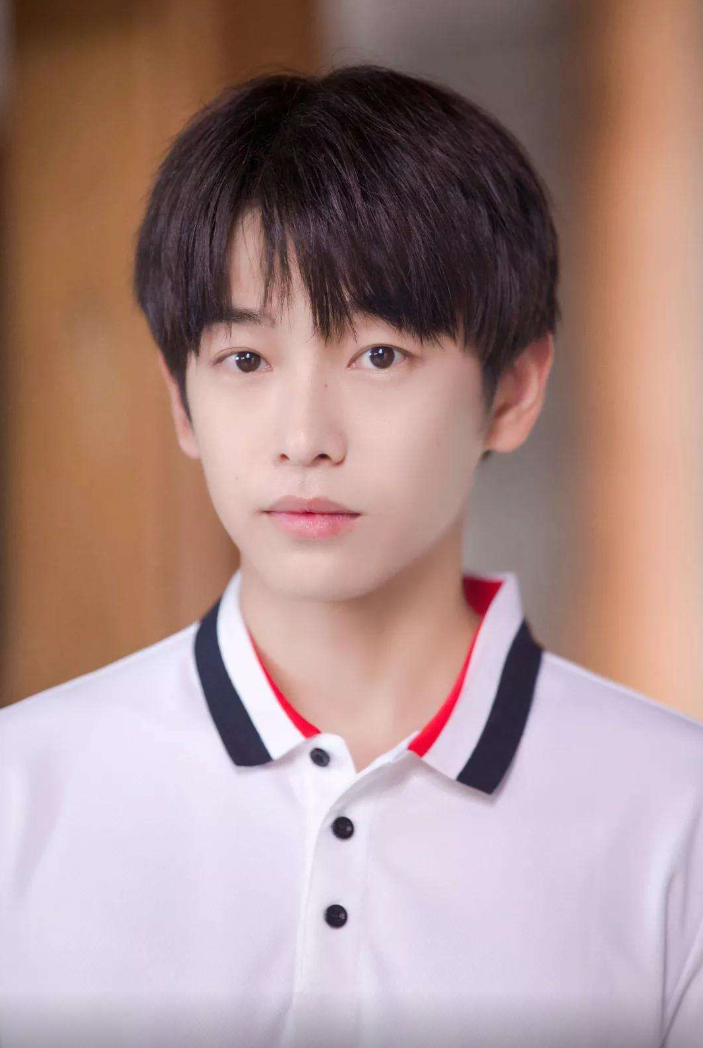 彭昱暢女友身分首曝光？兩人深夜約會罕露正臉，五官精緻顏值超高