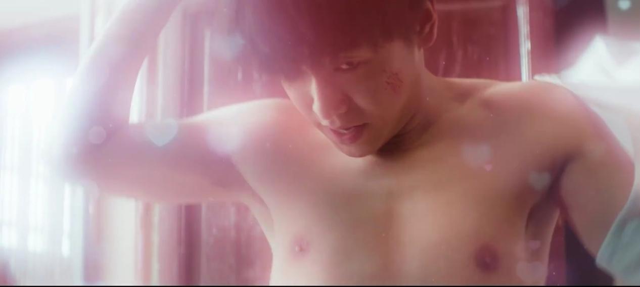 彭昱暢沐浴之王秀腹肌，旁邊少女看呆了，網友：要流口水了