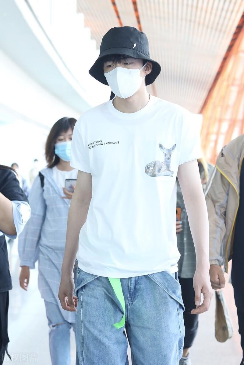 劉宇寧走紅後轉戰娛樂圈，低調現身機場，穿搭很簡約