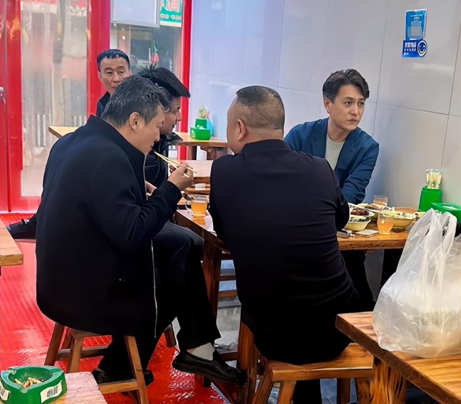 在濟寧，靳東跟發小擠小桌吃飯被偶遇，有說有笑沒架子，都變老了