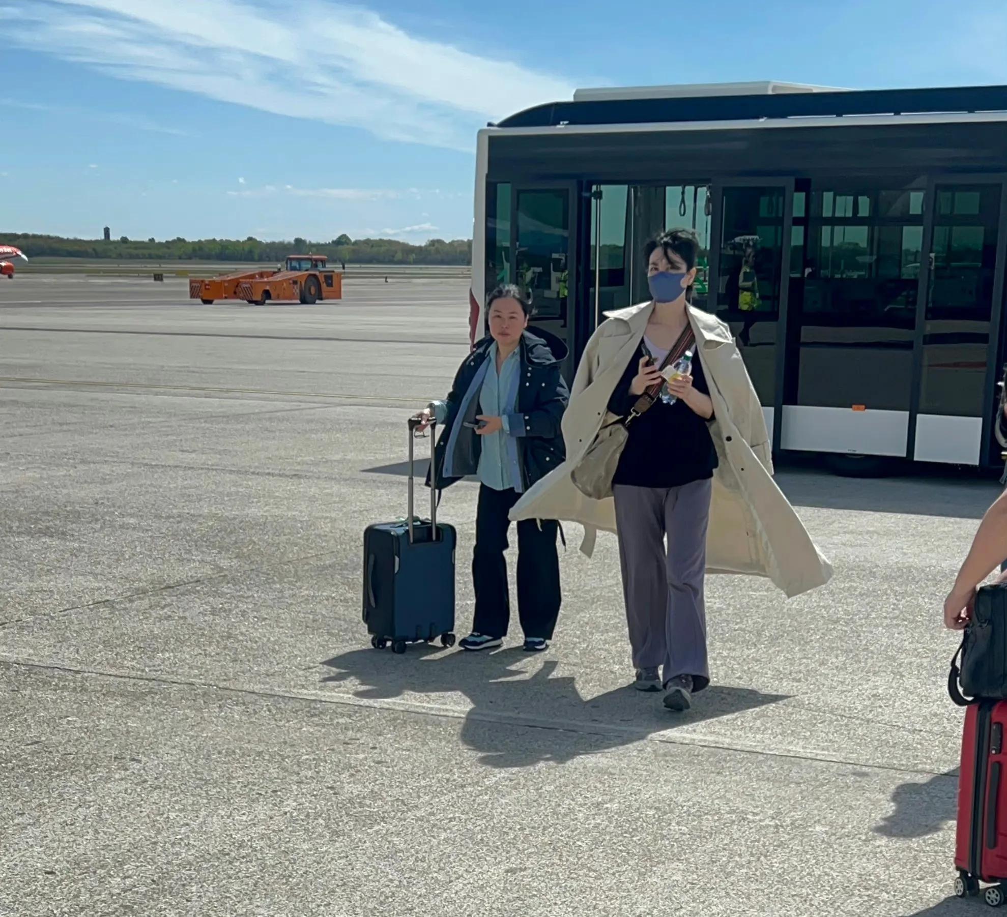 凌亂但難掩美貌王菲現身米蘭機場，穿舊衣給女兒做榜樣