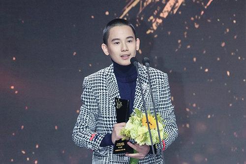 胡先煦斬獲牛耳獎 輕熟裝顛覆少年印象