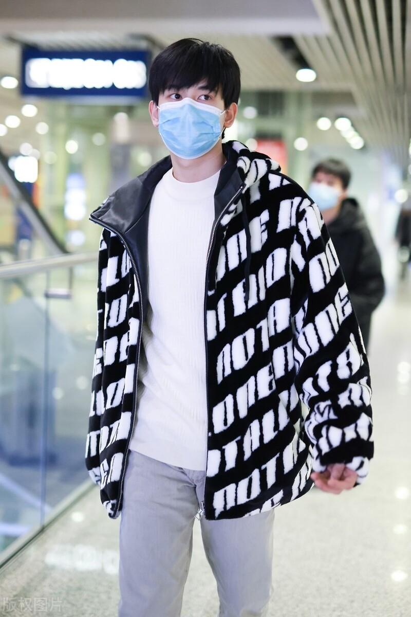 胡先煦獨自現身機場，穿著連帽衛衣搭休閒褲，小帥哥長大了