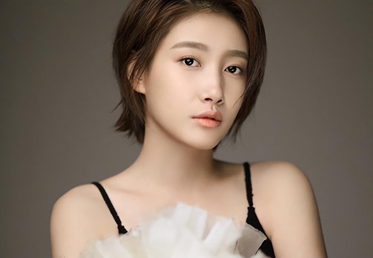 不溫不火13年的啜妮，終於讓人記得了她的臉，恭喜！