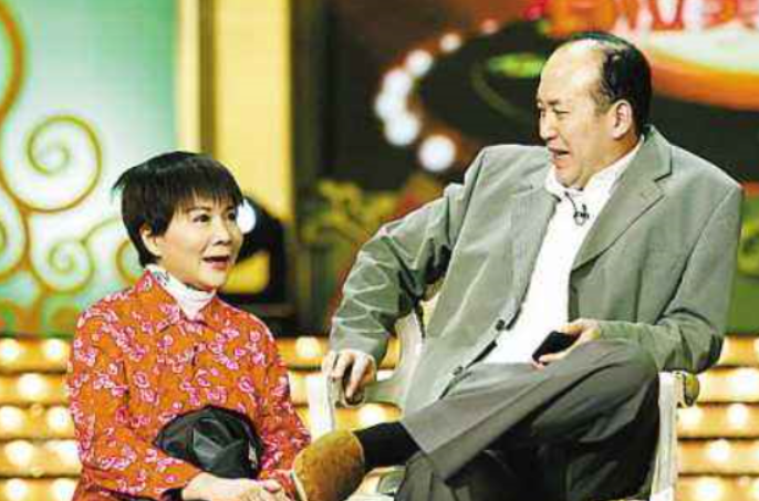 登春晚27次，嫁給初戀37年無緋聞的蔡明，如今生活狀況如何？