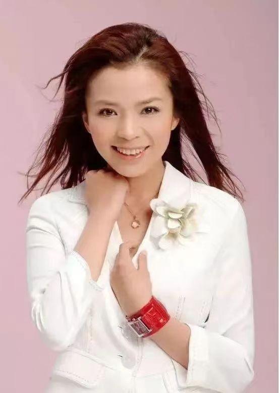 嫁大8歲王志，兩度患癌， 心酸的朱迅，母親的態度成了她一生的痛