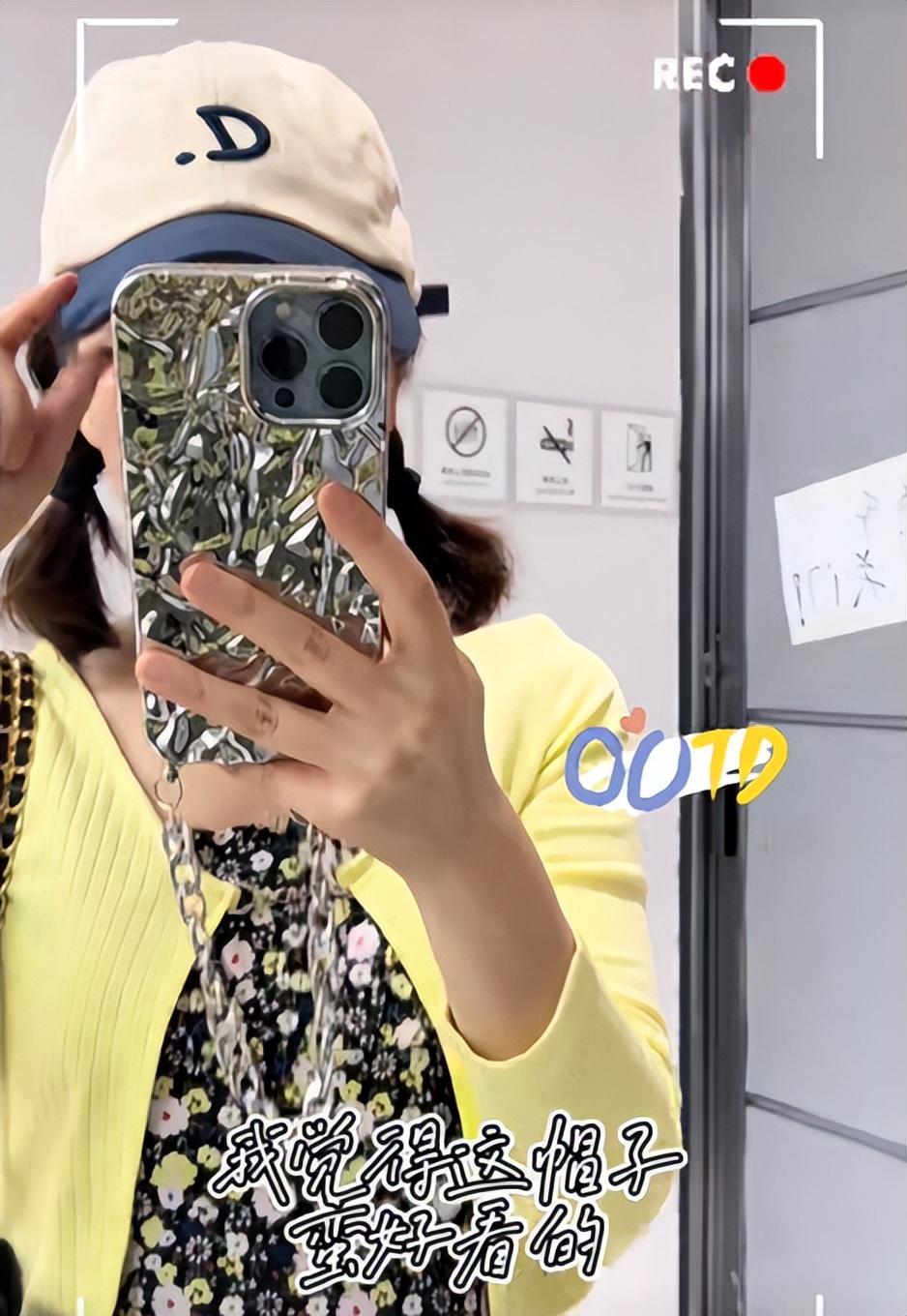 吳昕身穿深色碎花短裙逛夜市，少女感滿滿