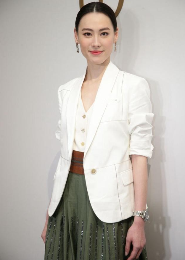 梁洛施握手握三個繼承人，住15億豪宅，未婚生子不影響她的生活