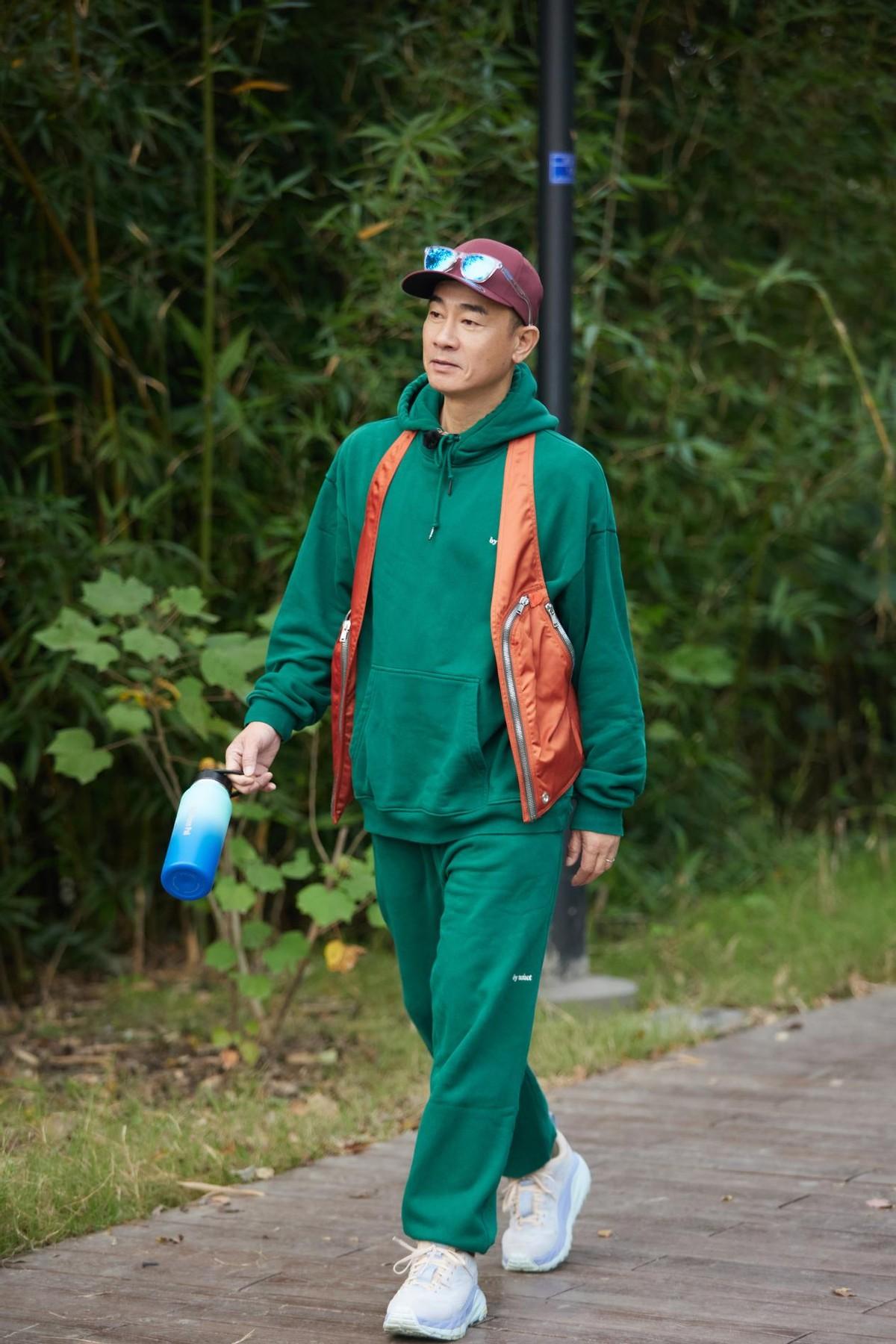 55歲陳小春運動風造型真搶眼，越穿越年輕，看起來就很時髦