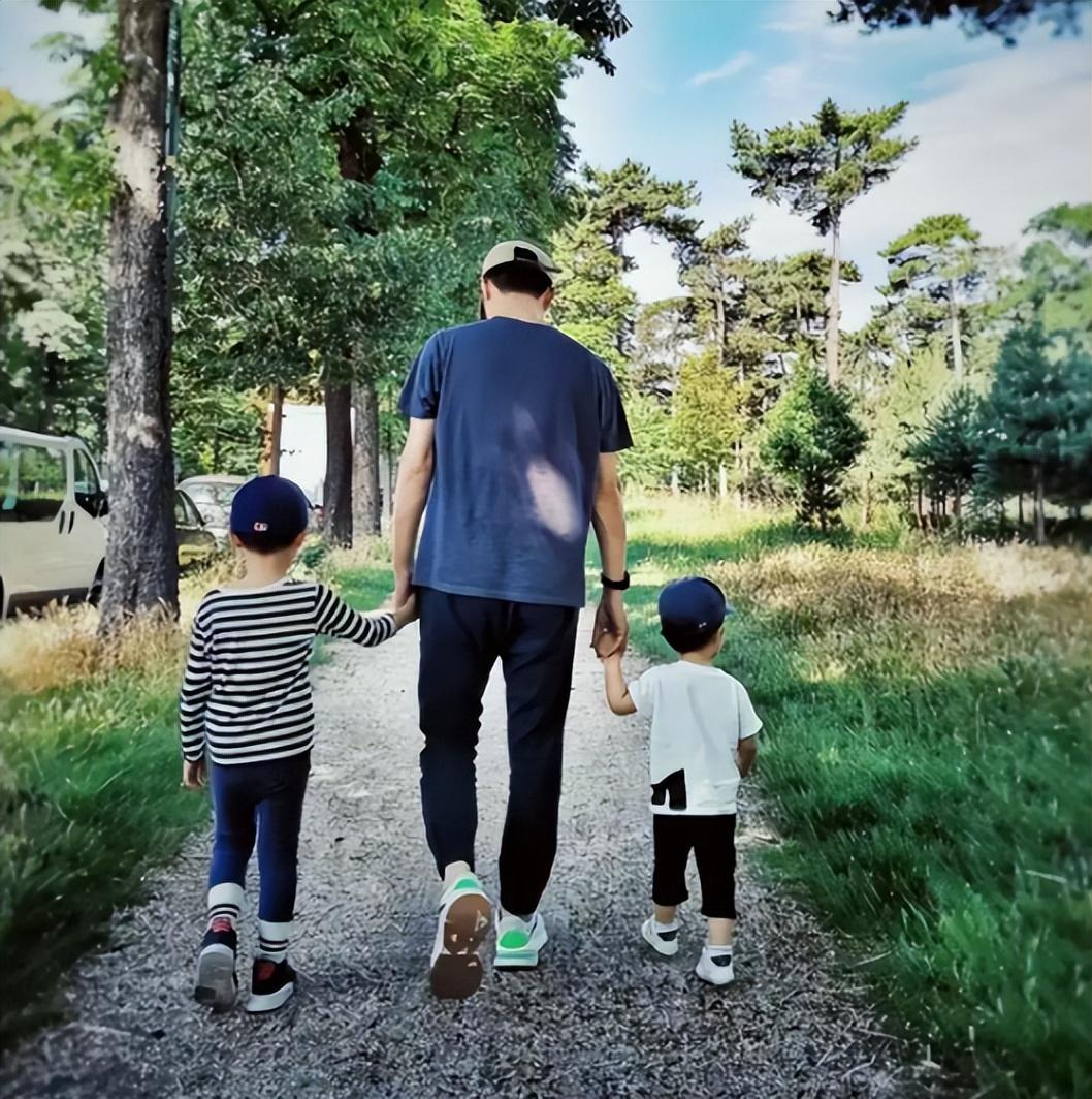 靳東老婆賢淑溫柔有氣質，8歲兒子五官像媽，真是人生贏家！