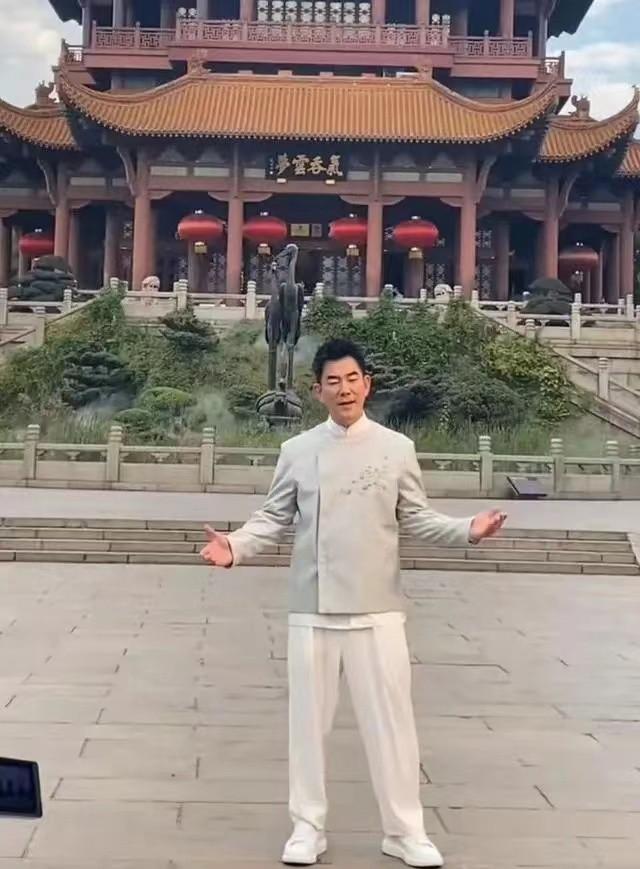 昔日天王任賢齊現身黃鶴樓，他如今過得怎麼樣？