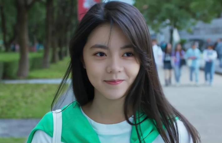 「鄰家妹妹」趙今麥舊照再次翻紅，父母身分叫人羨慕不已