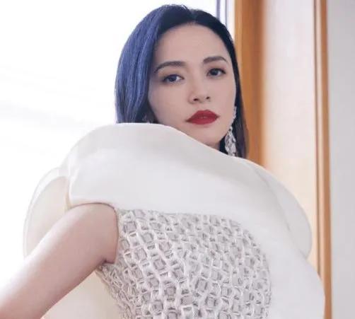 姚晨從“大嘴女孩”到“微博女王”，她憑什麼那麼牛？