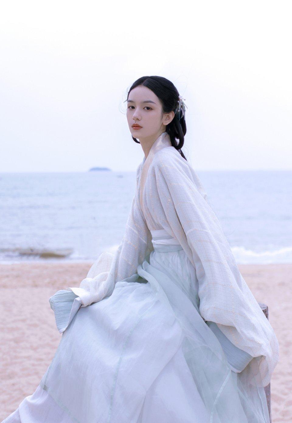 女星周也的俏麗古裝扮相，如出水芙蓉般美麗