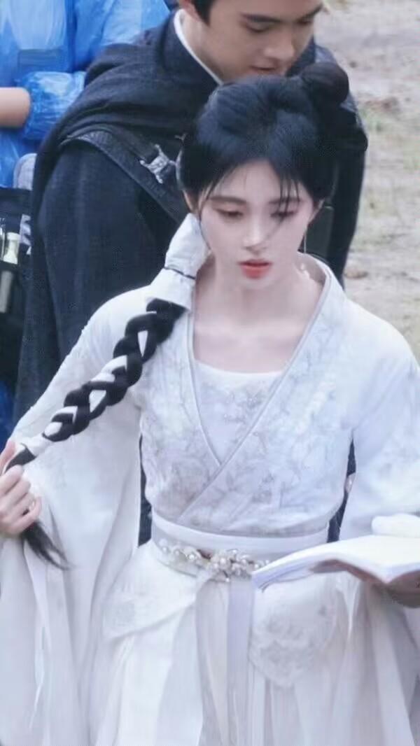 看了鞠婧禕才知道，原來真正的美人隨手一拍就很美，不需要凹造型