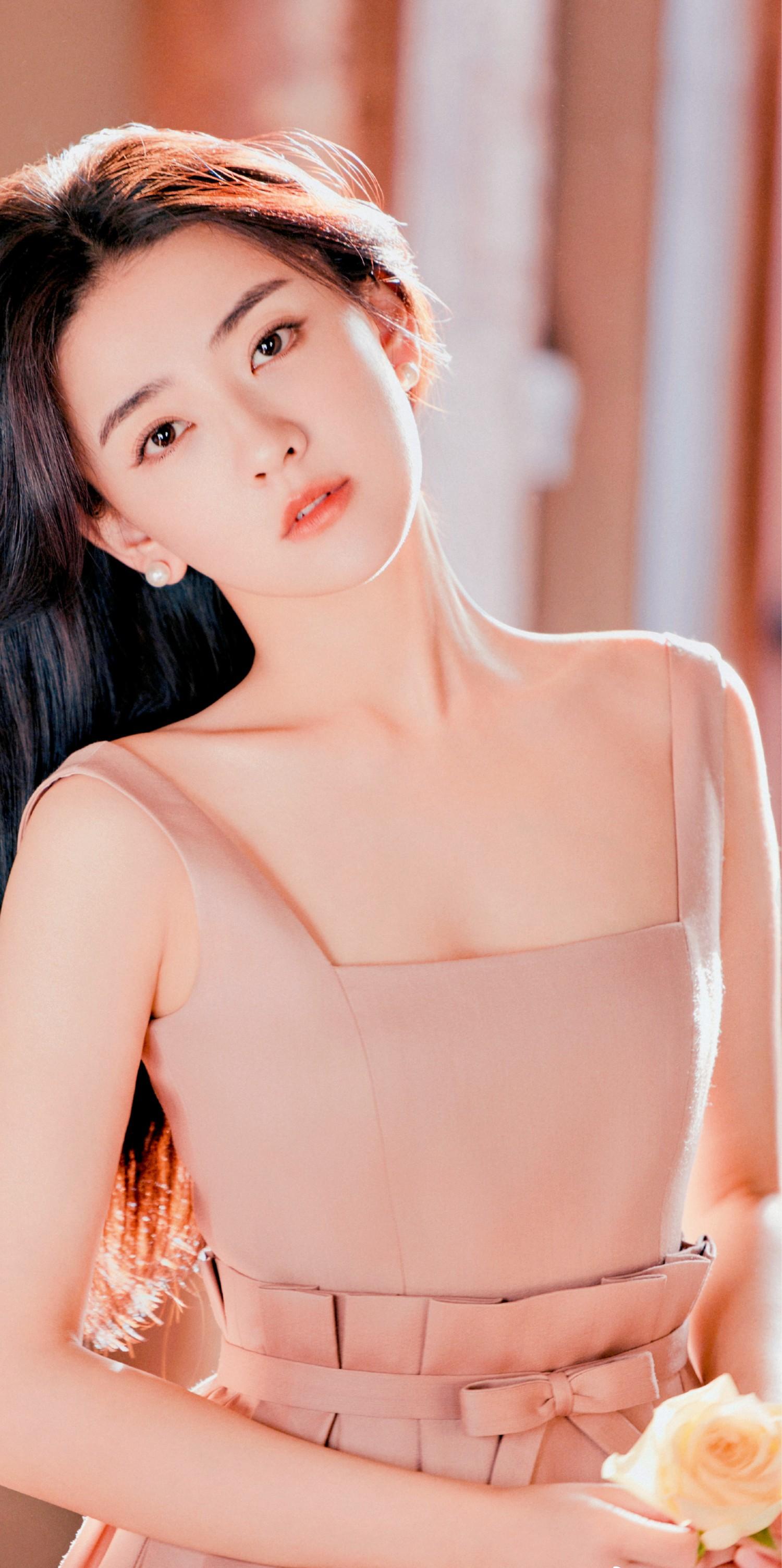 演員梁潔的午後春光隨拍，身穿粉紅色吊帶裙，在光影交織間翩翩起舞