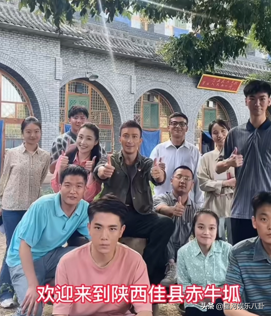 40歲張鐸回陝西老家住窯洞啃果子，皮膚黝黑接地氣