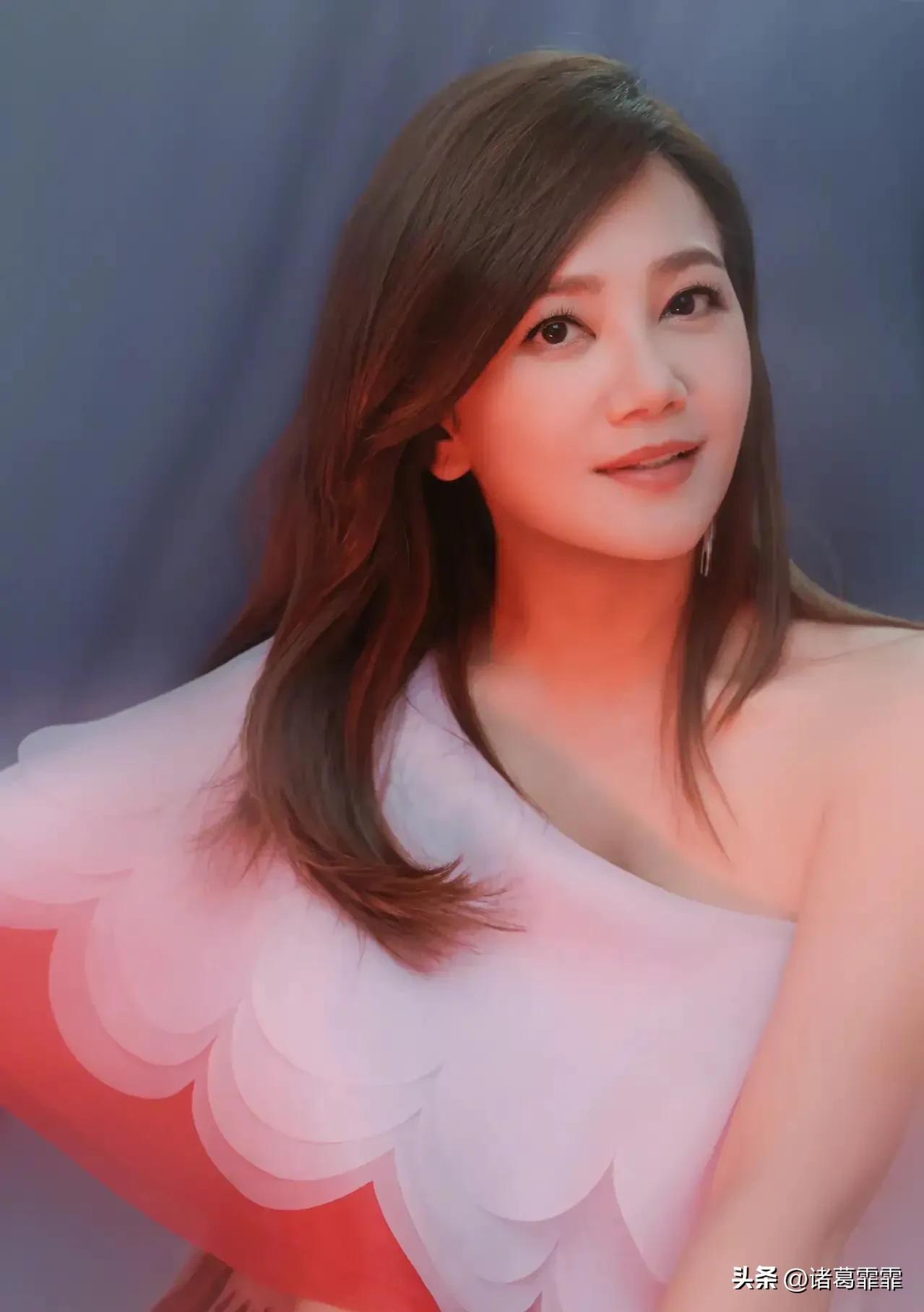 「五轉導師」「亞洲歌後」梁靜茹，被李宗盛收為乾女兒，卻婚姻不順