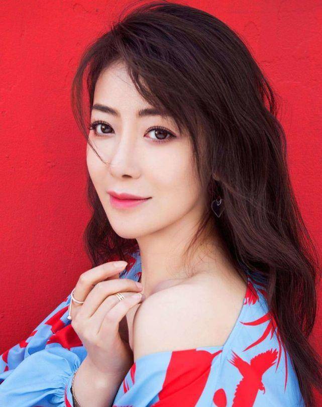 身材火辣容顏姣好的陳紫函，依舊是如此的時尚動人