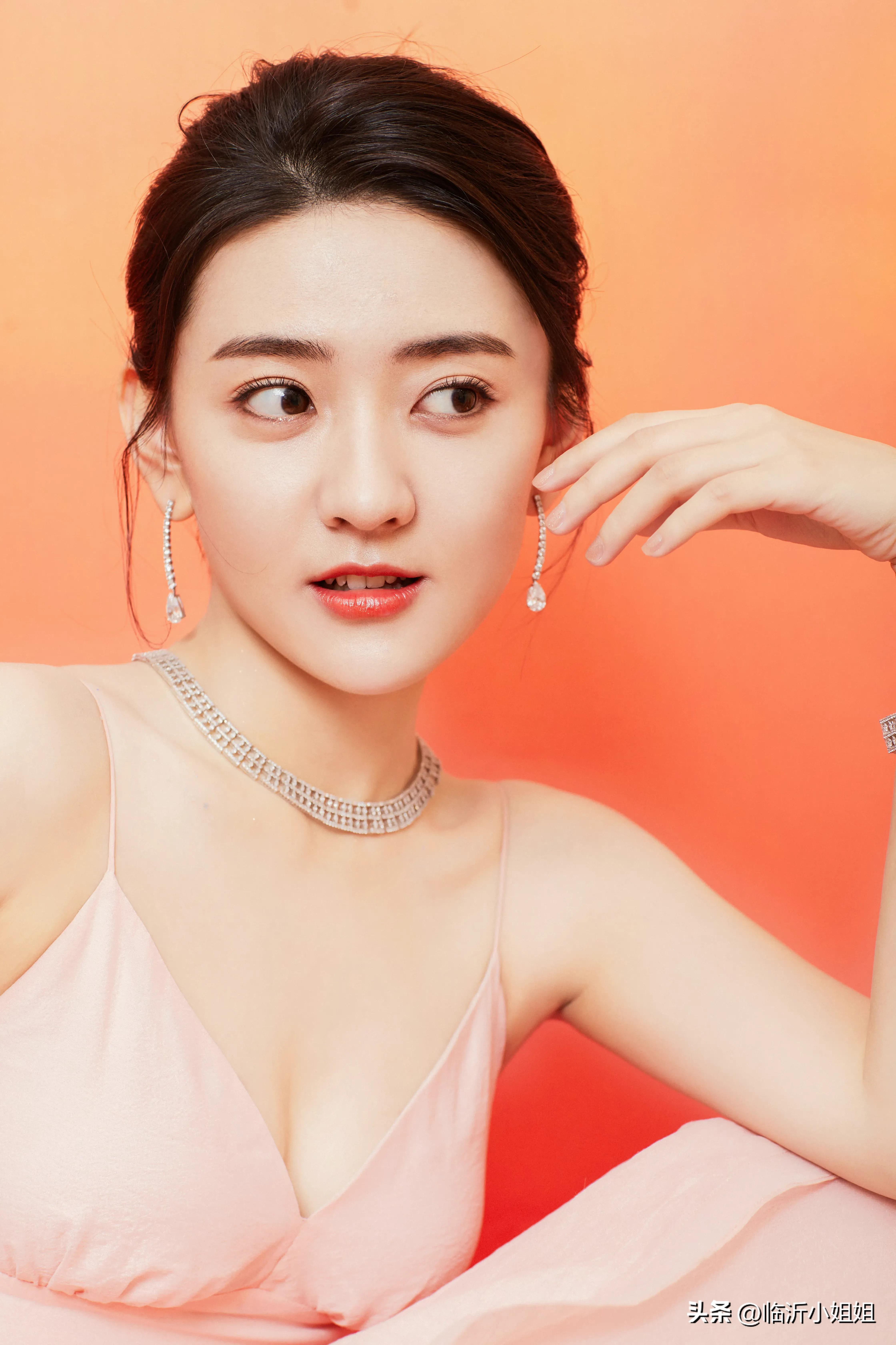 甜美系顏值的靚麗美女梁潔，那清純柔情的氣質，讓人心動