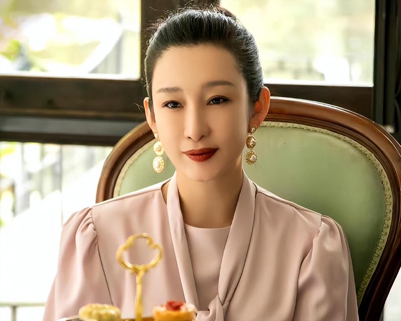 全班最醜秦海璐，靠著演「失足女」大紅，如今愛情事業雙收