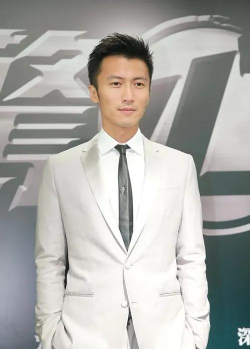 開400萬跑車的帥氣謝霆鋒，送爸爸8500萬豪宅，他真的非常有錢