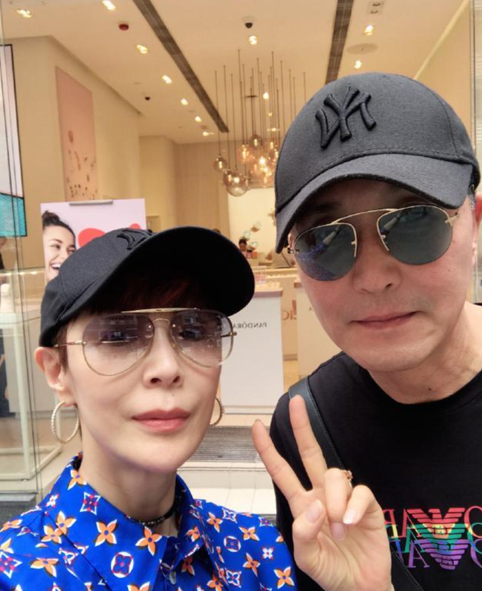 與岳秀清恩愛30餘年吳剛，如今兒子也成演員，一家三口幸福甜蜜