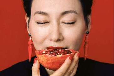 惠英紅：從街頭乞丐到影星，靠賣口香糖長大，她的成名史藏有“隱痛”