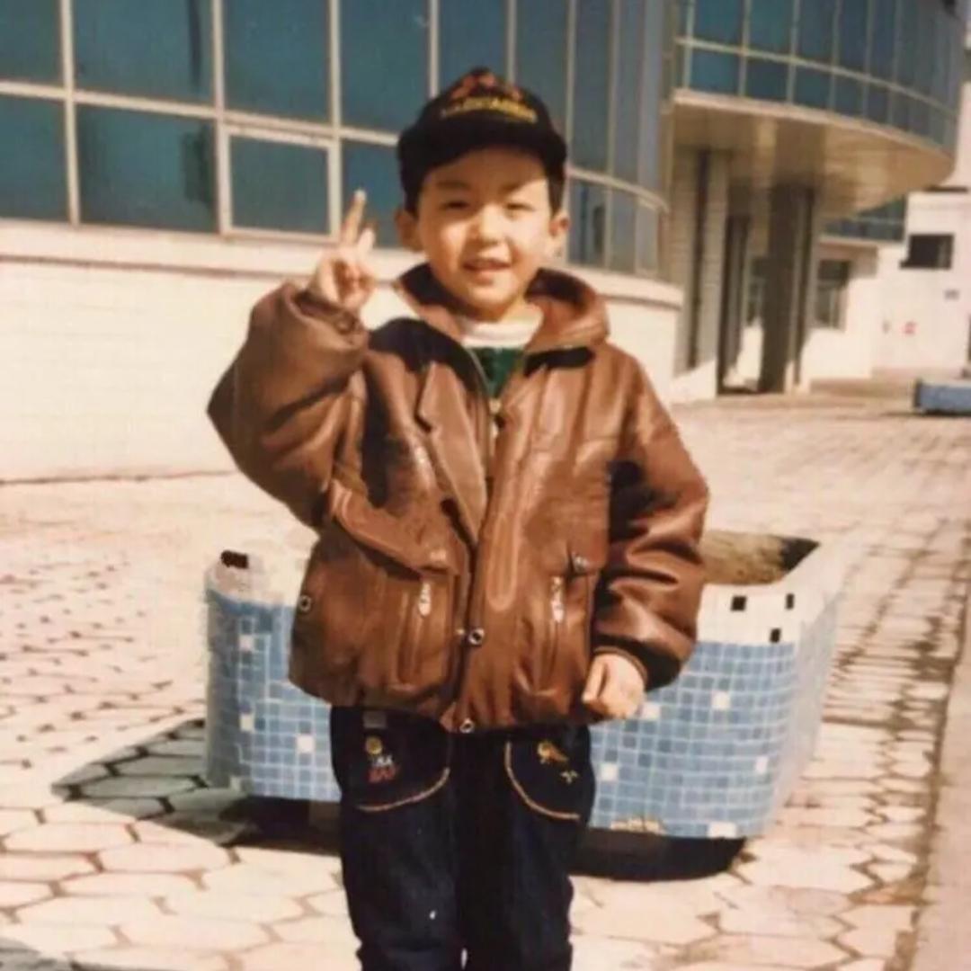 無家世無背景的「肌肉猛男」黃景瑜，但資源卻逆天，是誰在捧他？