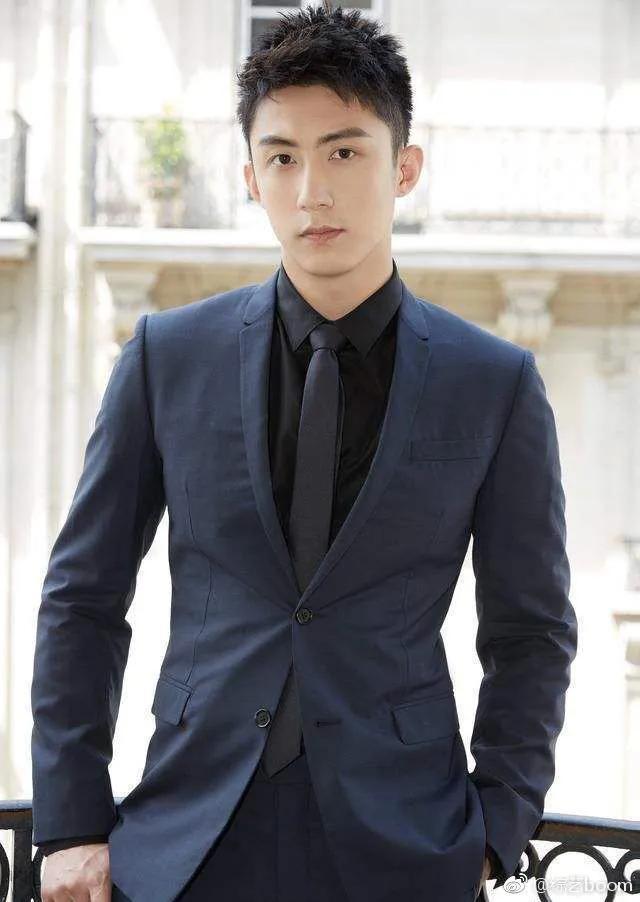 從服務生到當紅小生的黃景瑜，風光背後的苦，從不對父母說