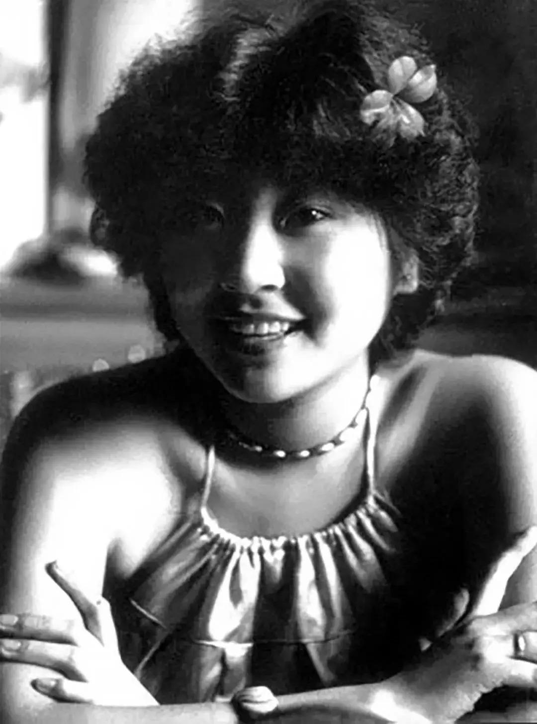 拒絕前夫復婚，帶著兒子嫁歌迷的歌手張薔，如今一家四口幸福美滿