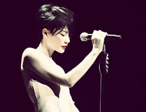 有四任男友，兩段婚姻的王菲，如今年五旬迎來第三春