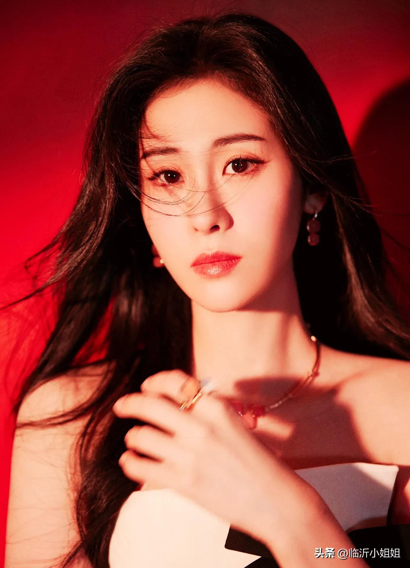 性感靚麗的美女歌手張碧晨，顏值與才華並存，讓人羨慕