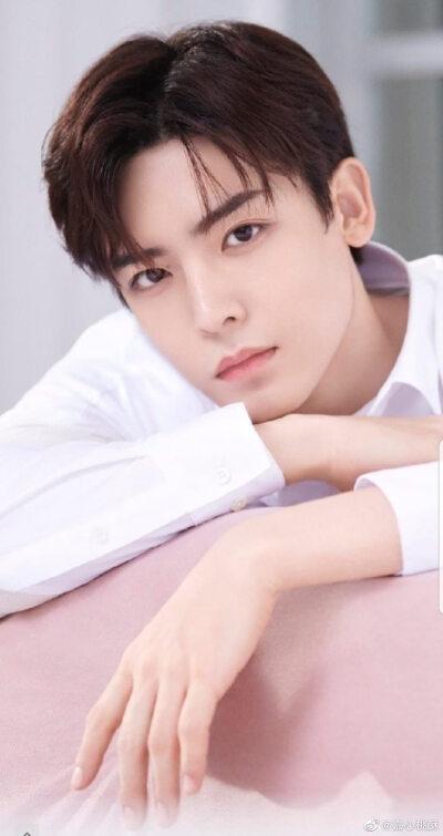 從小在部隊大院長大的侯明昊，學習手風琴長達八年，多次獲得一等獎