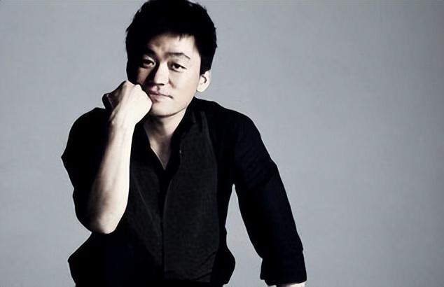 工地打工，草根出身的王寶強逆襲史：演戲時曾遭人踹打