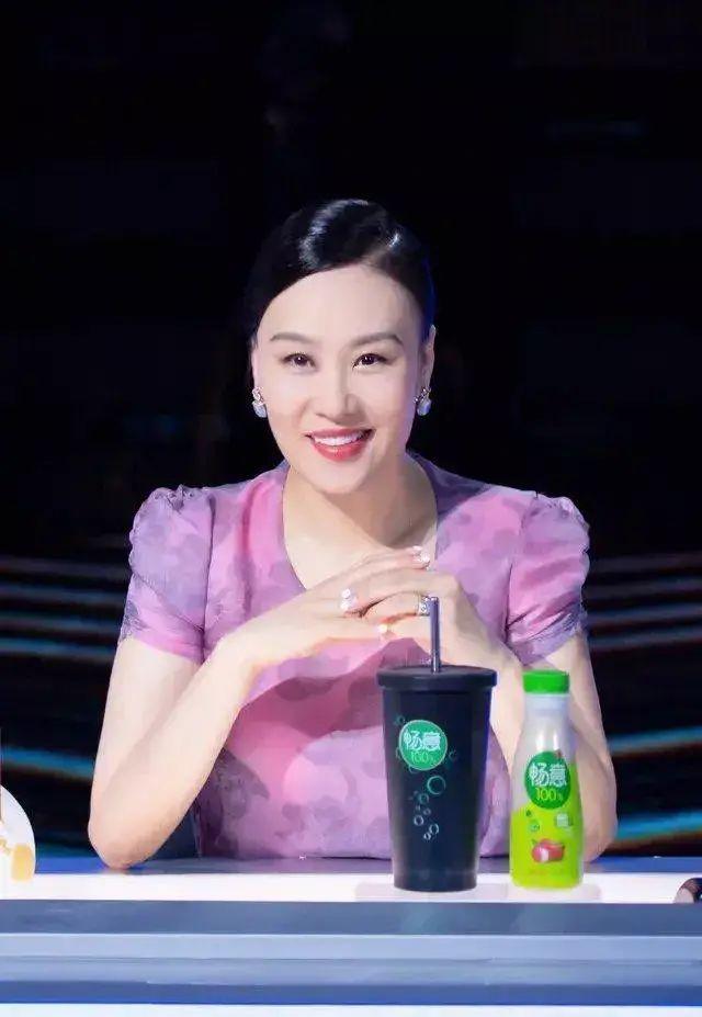 55歲的鄔君梅氣質太出眾了，完全看不到歲月感，整個人都精緻得發光